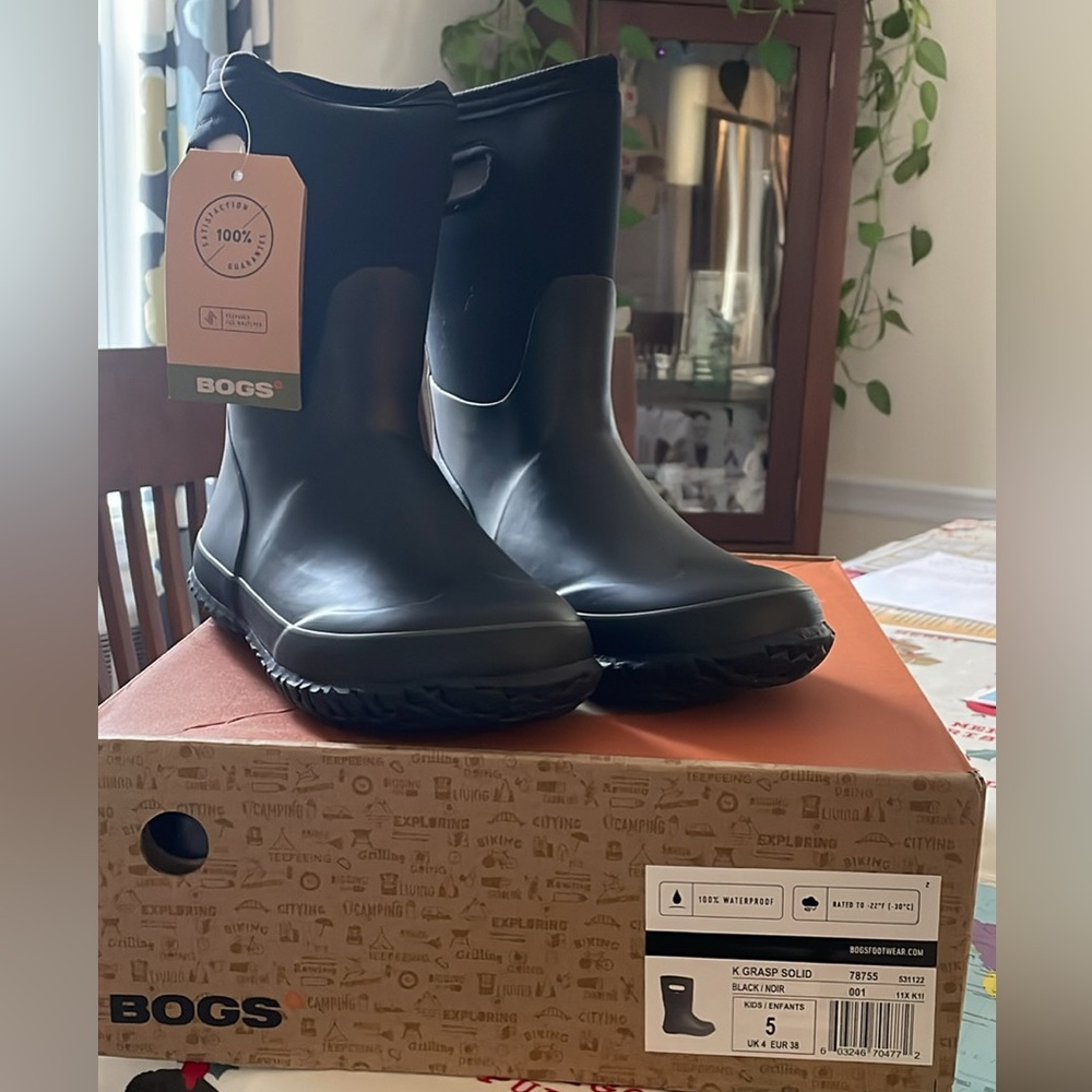 Bogs Winter Boots, NWT, Size 5 Big Kids